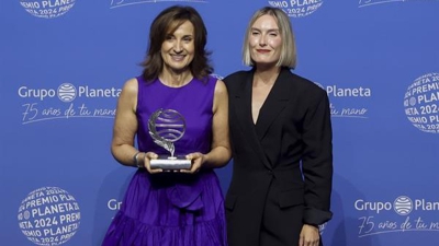 A escritora Paloma Sánchez-Garnica (e), gañadora do 73 Premio Planeta, e a finalista Beatriz Serrano este martes en Barcelona (EFE / Andreu Dalmau)