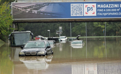 Imaxe dunha autoestrada en Italia con vehículos atrapados.