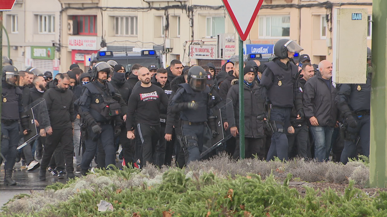 Seareiros do Málaga na chegada a Riazor custodiados pola policía antes do Depor-Málaga