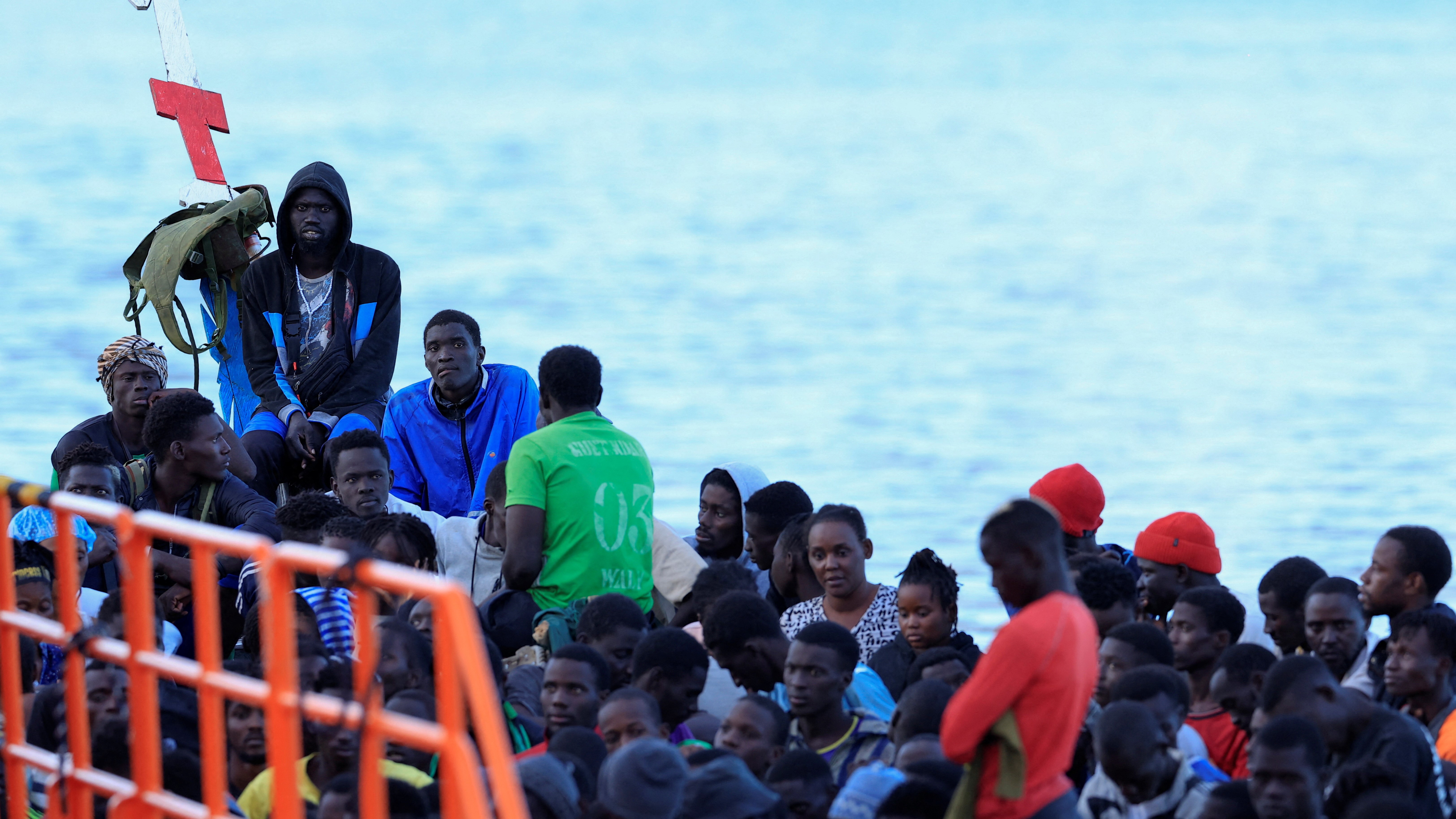 Migrantes á súa chegada ao porto de Arguineguín (Reuters/Borja Suárez)