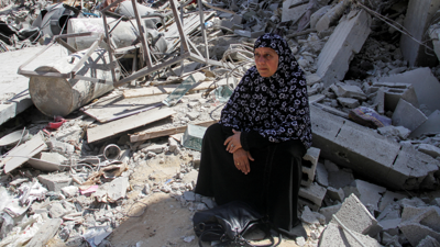 Unha muller sentada sobre os cascallos dun edificio destruído, despois de que as forzas israelís bombardeasen o campo de refuxiados de Jabalia (Arquivo / REUTERS / Mahmoud Issa)