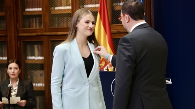 A princesa Leonor recibe a Medalla de Asturias de mans do presidente de Asturias, Adrián Barbón, en Oviedo (Xuan Cueto / Europa Press).