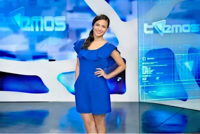 Elisa Mouliaá como presentadora dun programa de TV/Arquivo EP