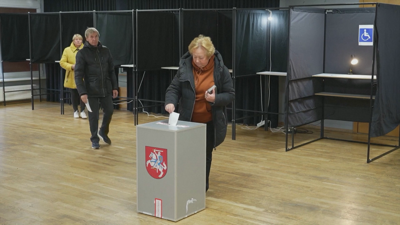 Colexio electoral en Vilnius este domingo durante a xornada de votacións das lexislativas