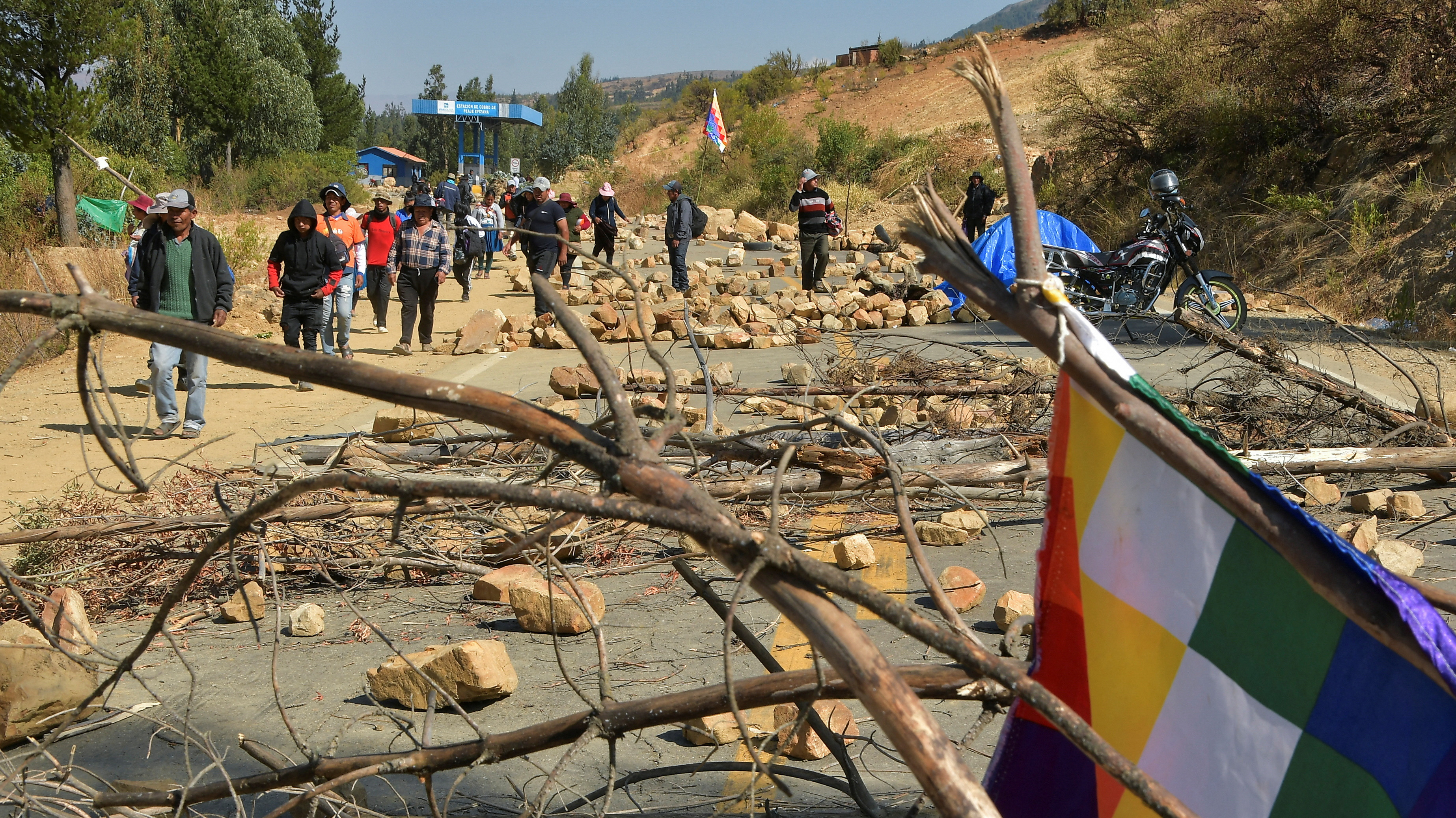 Seguidores de Evo Morales bloquean unha estrada en Epizana. REUTERS/Patricia Pinto