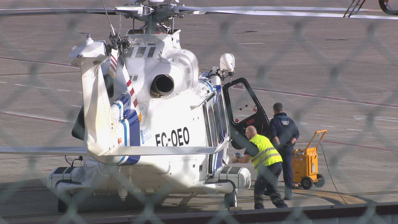 O helicóptero Pesca I da Xunta pouco antes de despegar desde o aeroporto vigués de Peinador