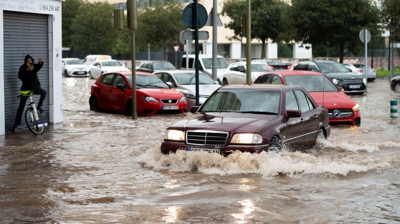 Avenida inundada en Catelló este xoves (EFE/Andreu Esteban)