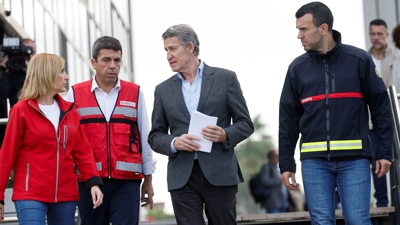 Alberto Núñez Feijóo durante a visita ao Centro de Coordinación de Emerxencias da Comunitat Valeciana (EFE/Kai Fosterling)