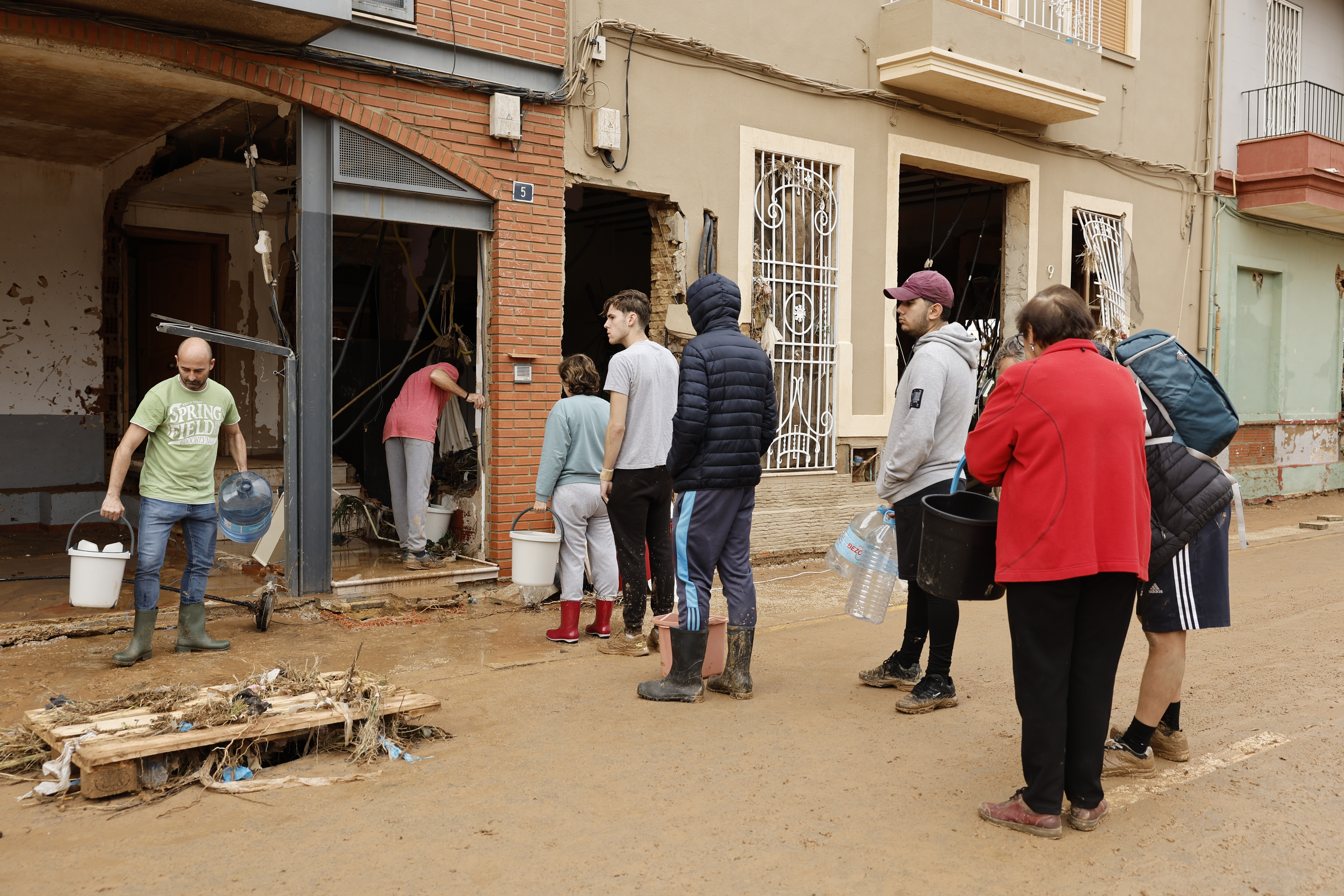 Veciños de Paiporta recollen auga dun punto de subministración EFE/ Biel Aliño