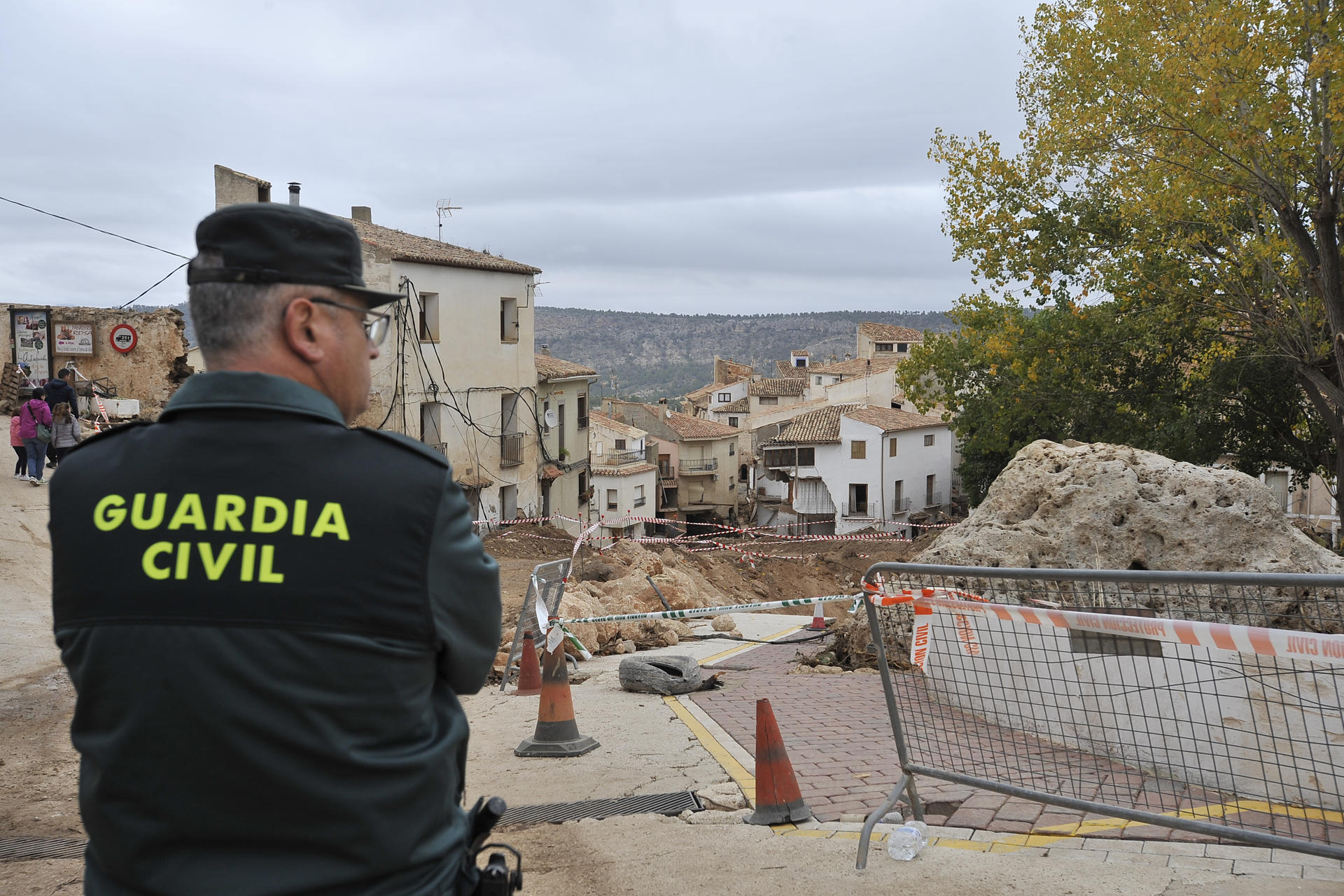 Axente da Garda Civil ante a zona afectada en Letur (Albacete) pola riada ocasionada pola DINA