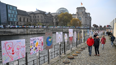 Xente paseando por un dos treitos onde estaba o muro. REUTERS/Annegret Hilse