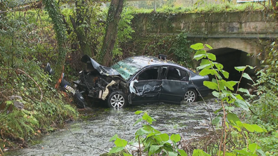 O coche accidentado no río de Pol