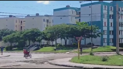 Imaxe de xente que saiu á rúa en Santiago de Cuba ante os sismos