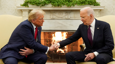 Donald Trump e Joe Biden durante a súa reunión na Casa Branca. REUTERS