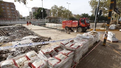 Sacos de terra en previsión de nova choiva tras a DINA do 29 de outubro, este xoves na cidade de Valencia (EFE / Miguel Ángel Polo).