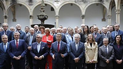 O presidente do Partido Popular, Alberto Núñez Feijóo (4e), posa xunto ao presidente da Confederación de Empresarios de Galicia, Juan Manuel Vieites (3e); o presidente da Xunta, Alfonso Rueda (2e), e o conselleiro delegado de Abanca, Francisco Botas (e), entre outros, durante un almorzo organizado pola Confederación de Empresarios de Galicia, este venres, en Santiago de Compostela (EFE / Lavandeira Jr.).