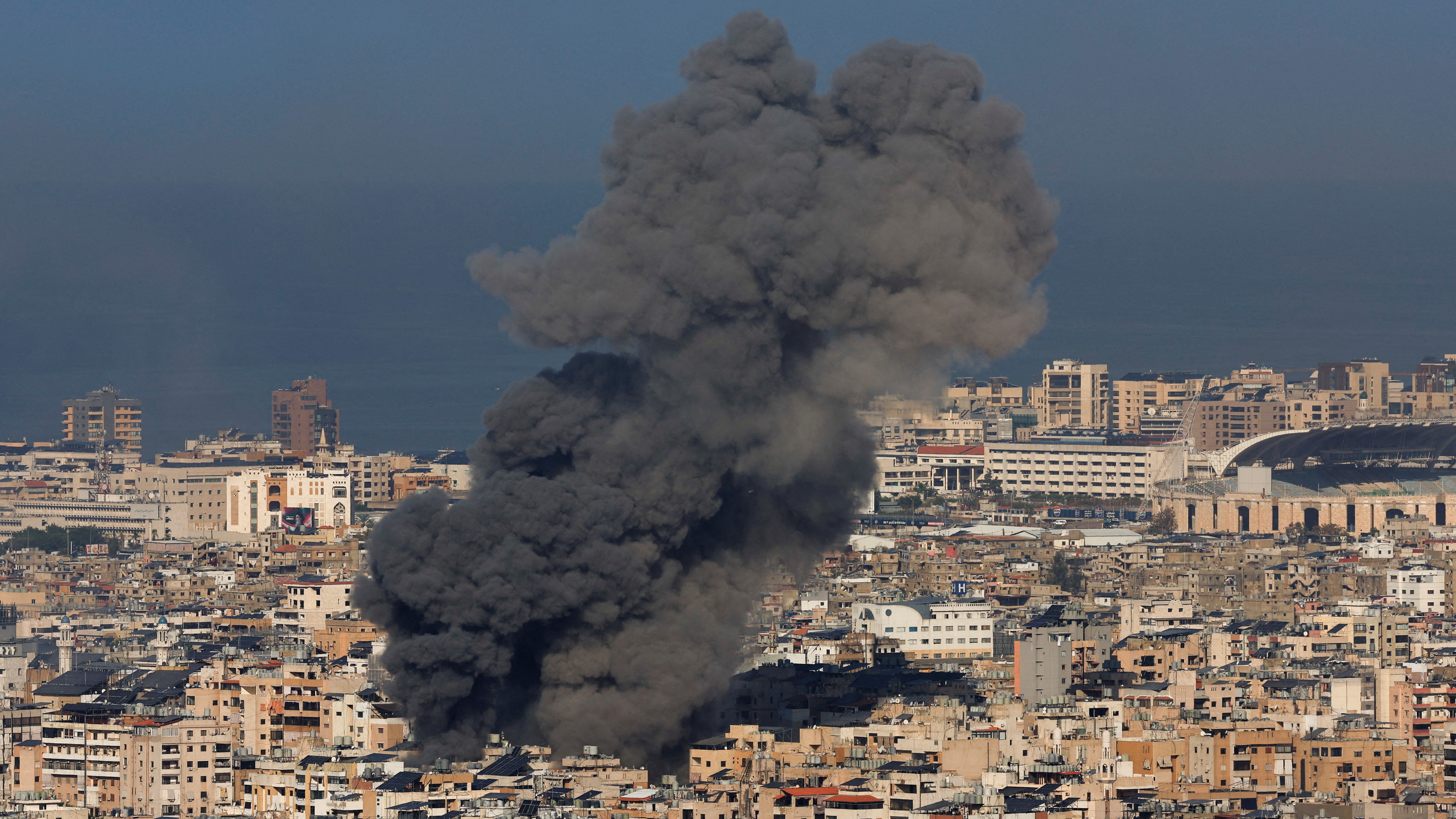 Columna de fume nos suburbios de Beirut este sábado. REUTERS/Thaier Al-Sudani