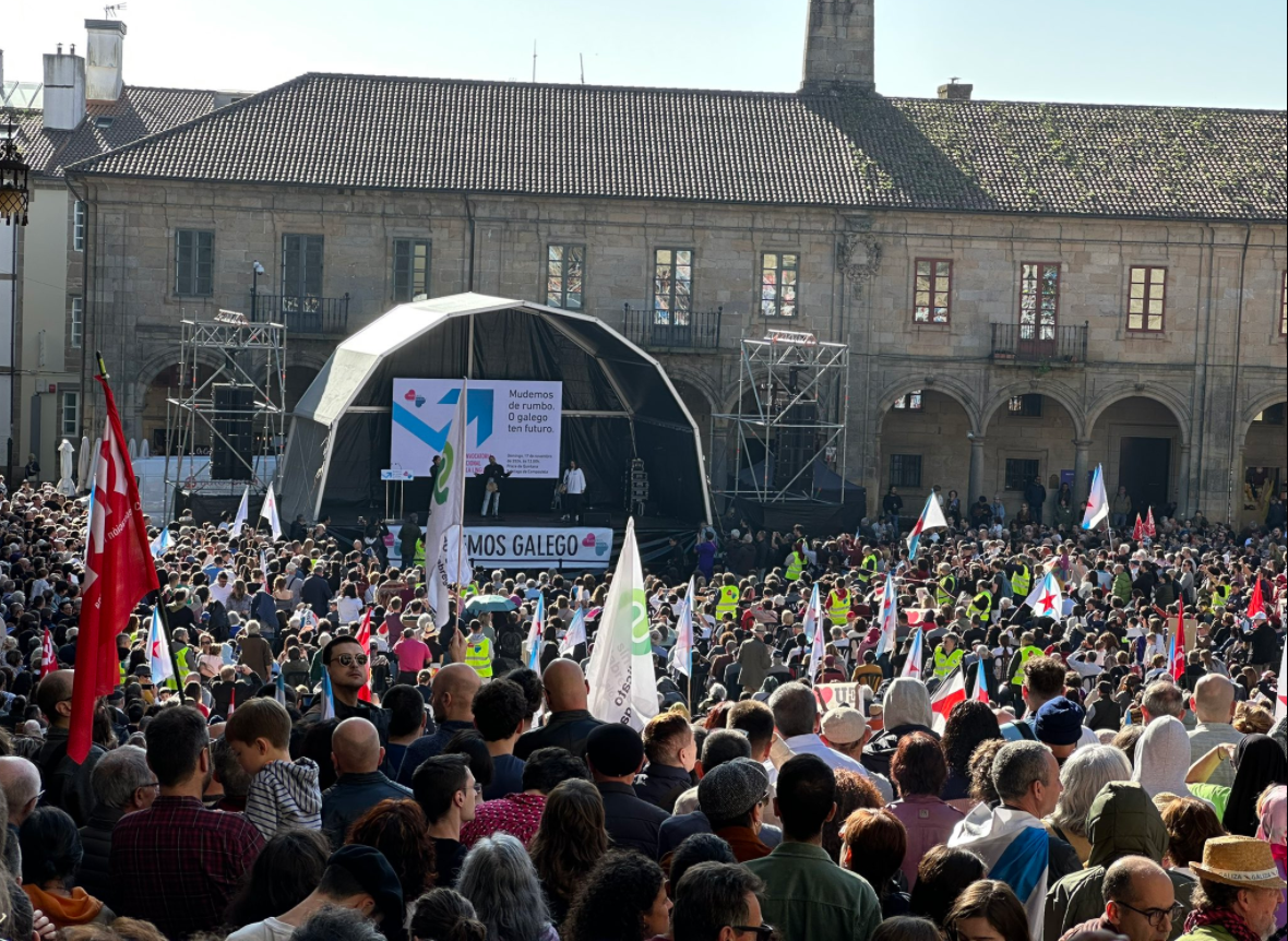 Concentración en defensa do galego na Praza da Quintana en Santiago este domingo