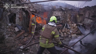 Un bombeiro intenta apagar un incendio tras o ataque ruso en Mikolaiv este 17 de novembro