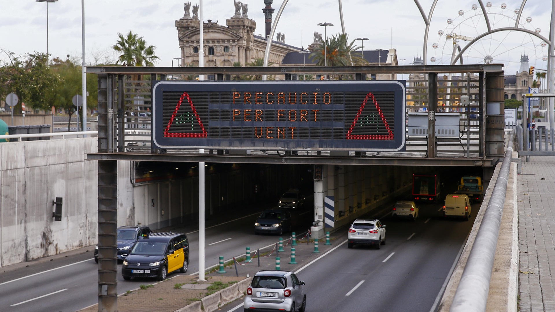 Un letreiro pide precaución aos condutores polo vento na rolda do litoral (EFE/ Quique García)