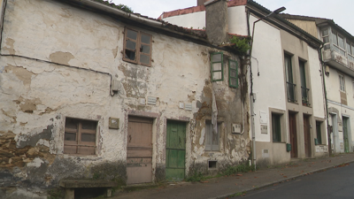 A casa número 15 da rúa compostelá de Guadalupe nunha imaxe deste mércores coa cuberta parcialmente caída