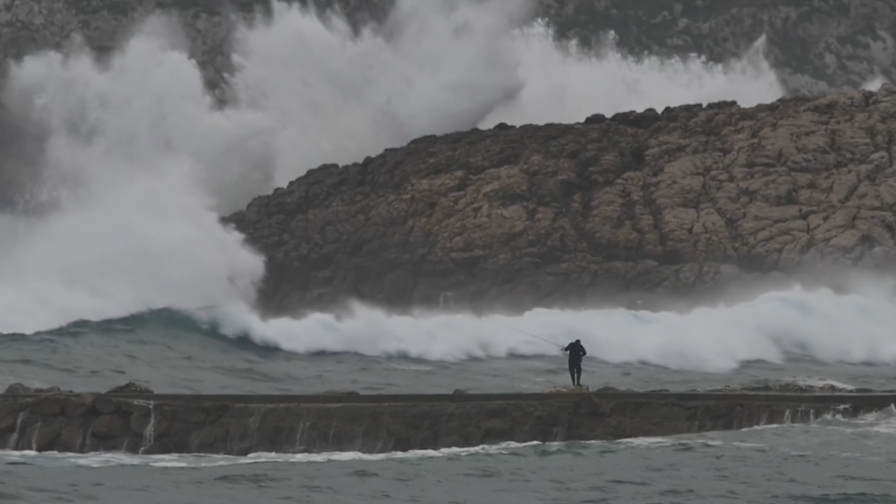 Imaxe das ondas rompendo nas rochas / En directo: Muxía