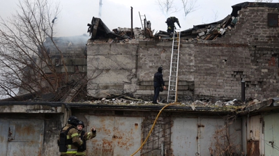 Bombeiros actuando sobre un dos edificios danados en Dnipro (Press service of the State Emergency Service of Ukraine/vía Reuters)