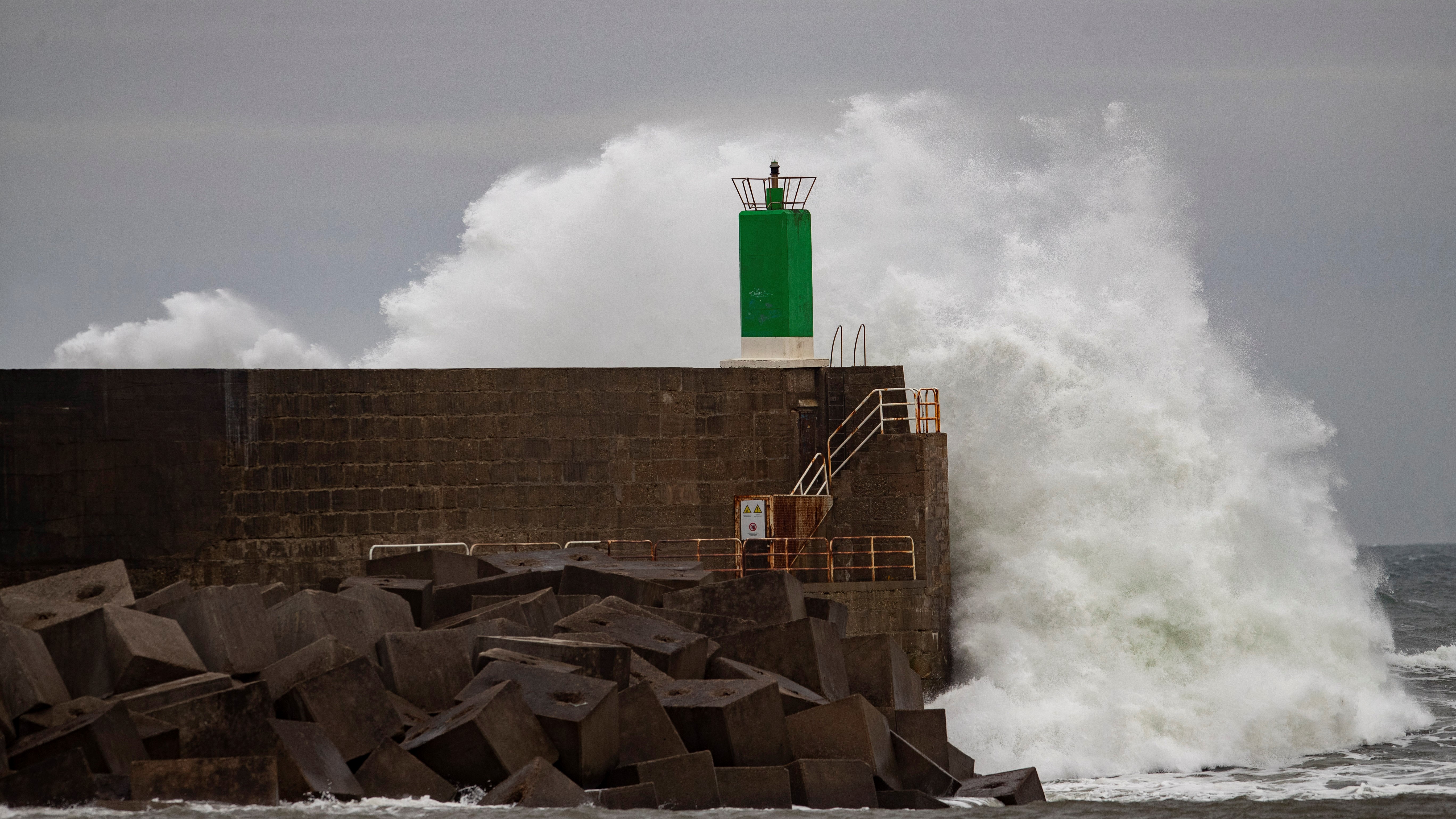 Imaxe: Faro da Guarda (EFE/Salvador Sas); Directo: Muxía (webcam CRTVG)