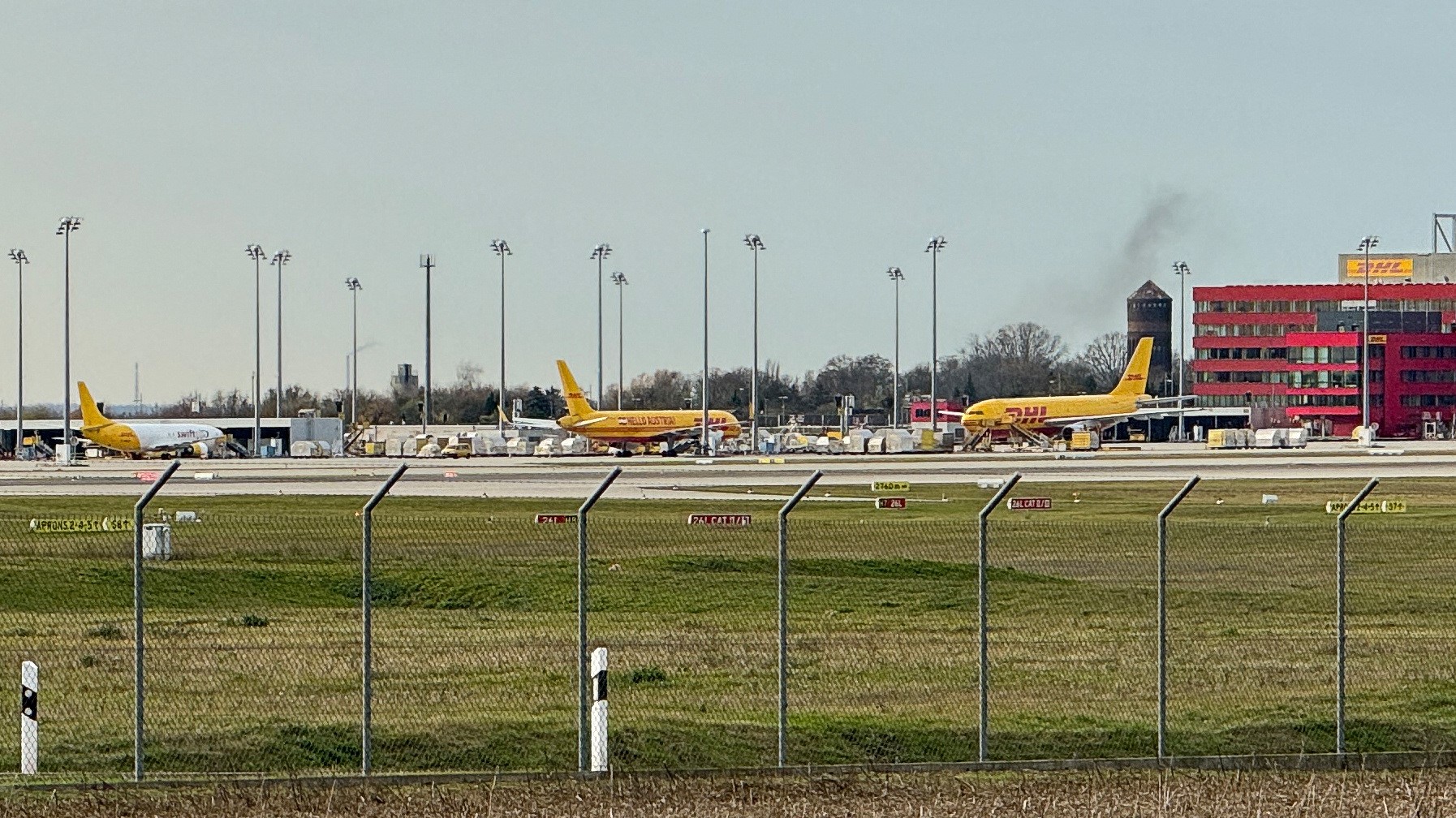 Avións de carga da empresa DHL na base de Leipzig, en Alemaña (Reuters/Tobias Schlie)