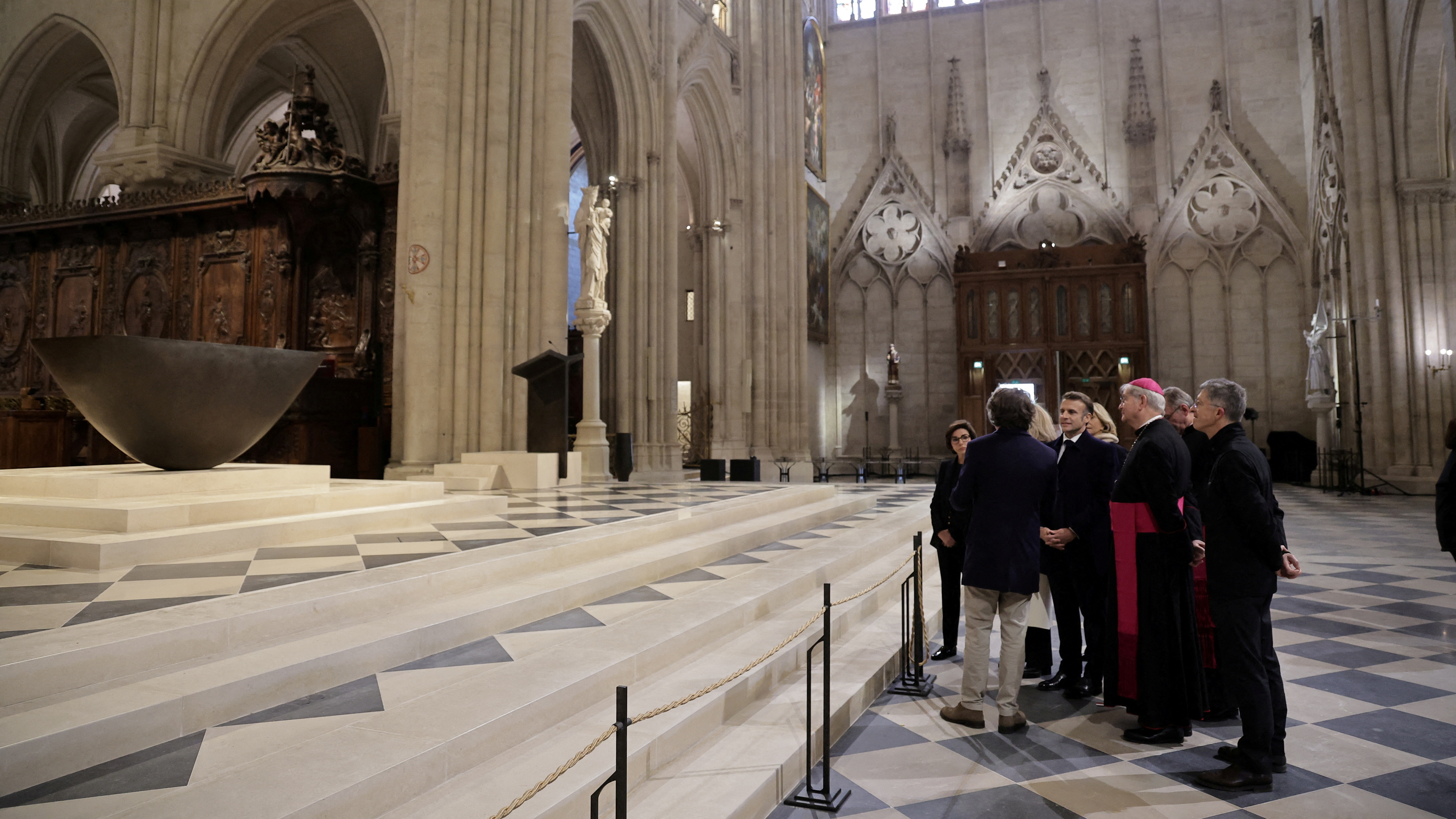 O presidente francés Emmanuel Macron e a primeira dama Brigitte Macron durante a visita a Notre Dame (CHRISTOPHE PETIT TESSON/REUTERS)