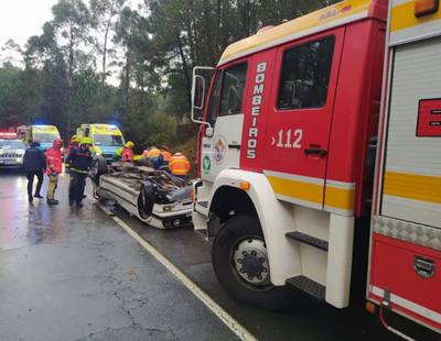 O turismo accidentado envorcado na metade da estrada AC-302 que vai de Moldes cara o hospital en Ribeira