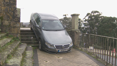 Vehículo atrapado nas escadas da ermida da Guía en Vigo