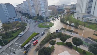 Inundación na glorieta do barrio de Monelos