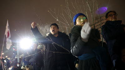 Protestas fronte á Asemblea Nacional en Seúl tras a declaración da lei marcial. REUTERS/Kim Hong-Ji