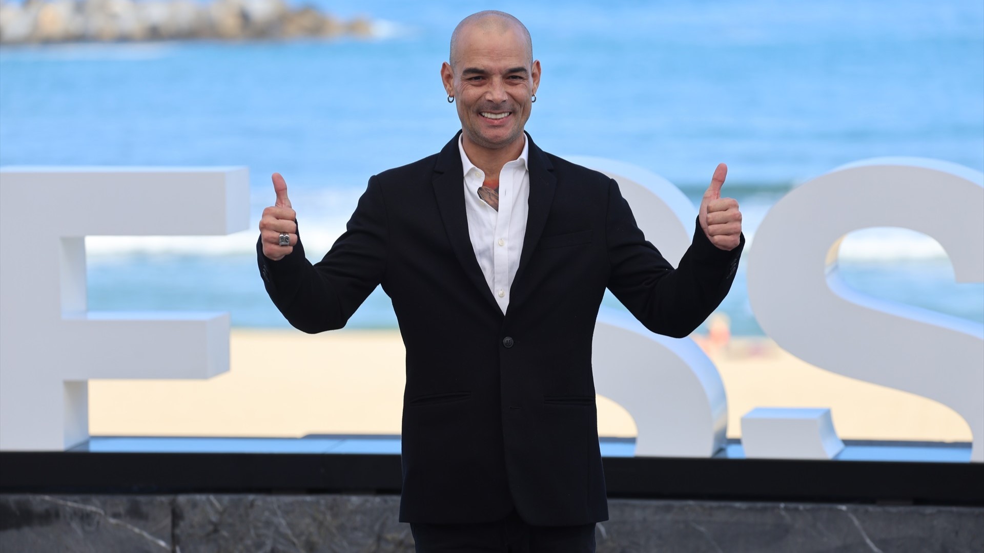 O campión olímpico Gervasio Deferr posa no photocall da serie 'El gran salto' durante o Festival de Donostia 2024 (Raúl Terrel / Europa Press)