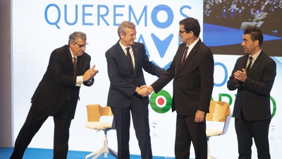 O presidente da Xunta, Alfonso Rueda (2e); o alcalde do Porto Rui Araujo (2d); o presidente da rexión Norte de Portugal Antonio Cunha (e), e o presidente da Deputación de Pontevedra Luis López (d), durante o acto. EFE/Salvador Sas