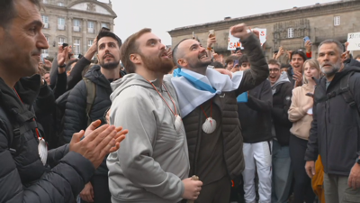 Ibai e Xokas contemplan a Catedral