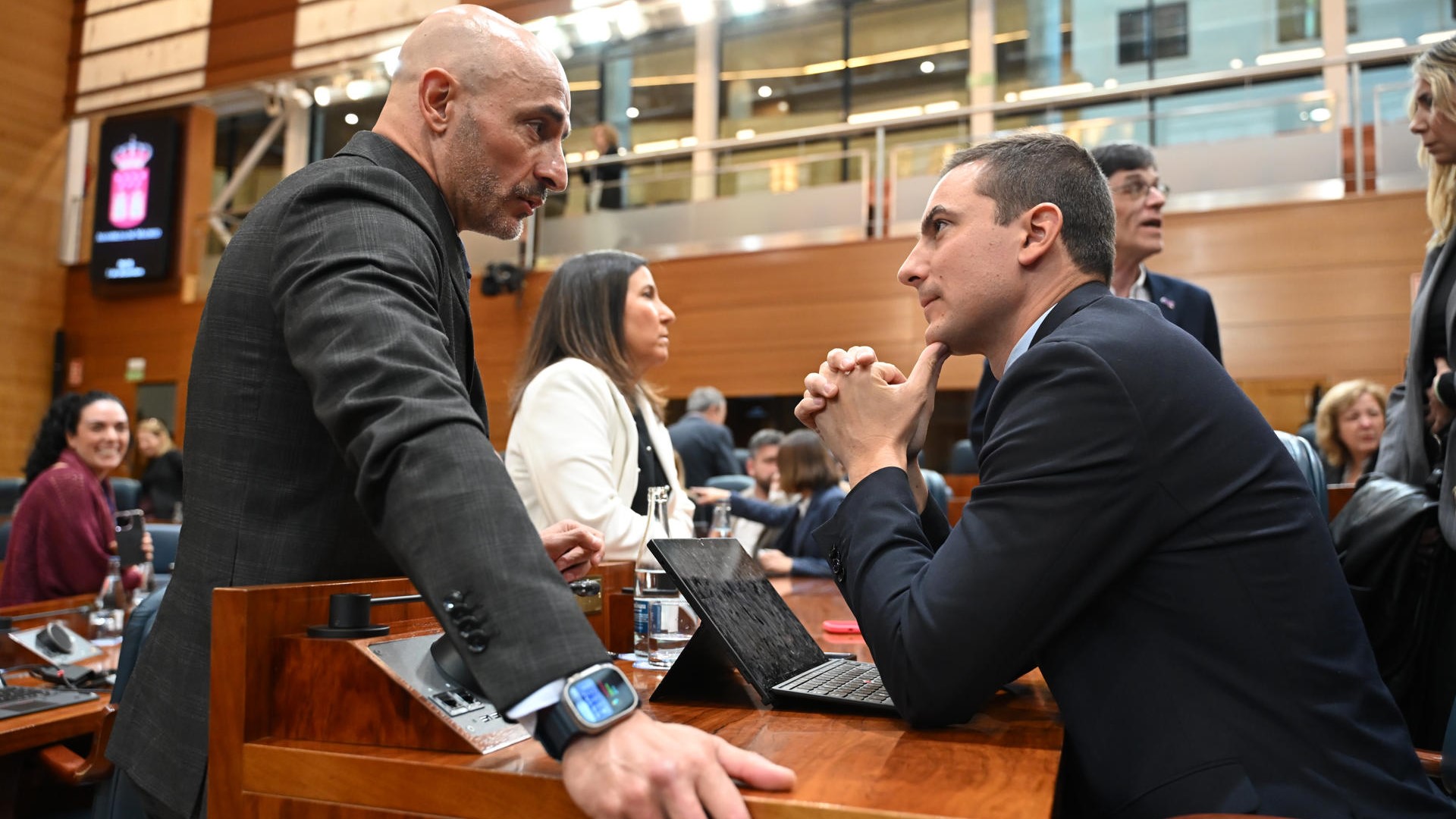 O socialista Jesús Celada conversa con Juan Lobato antes do comezo do pleno deste xoves da Asemblea de Madrid (EFE/ Fernando Villar)