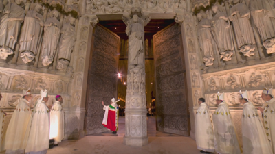 O arcebispo de Paris abriu simbolicamente as portas de Notre Dame