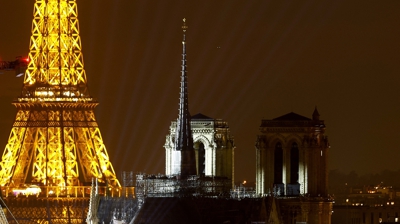 Vista da torre Eiffel e da catedral dende o hotel Paradiso. REUTERS/Christian Hartmann