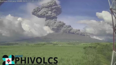 Imaxes de erupción do volcán cedidas do Instituto Filipino de Vulcanoloxía e Sismoloxía (PHIVOLCS / REUTERS).