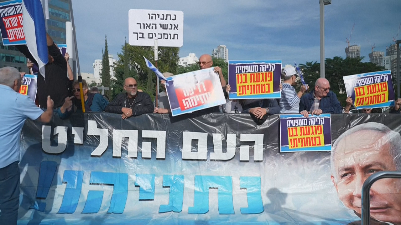 Protestas no exterior do tribunal de Tel Aviv que xulga a Netanyahu, este martes (AFP)