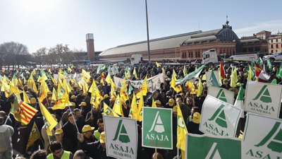 Agricultores na concentración celebrada este luns en Madrid (EFE/ Sergio Peréz)