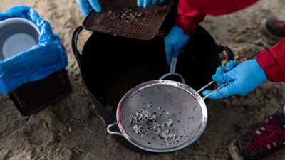 Pellets atopados na praia de Boa, en Noia, A Coruña (Elena Fernández/Europa Press)