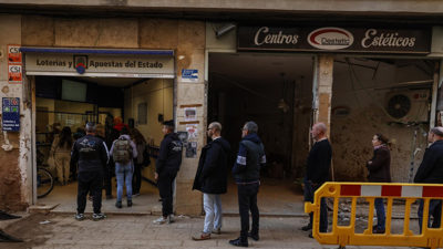 Ringleira de clientes nunha administración de lotaría de Paiporta/Europa Press-Rober Solsona