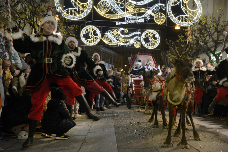 Desfile oficial do séquito de Papá Noel con renos polas rúas de Ourense este sábado. Rosa Veiga.