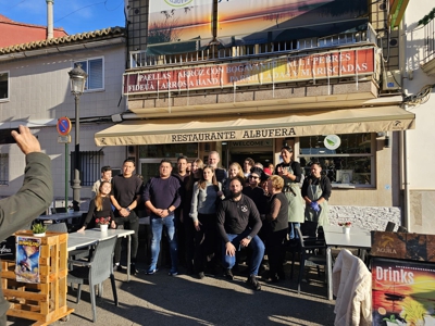 A familia real con veciños de Catarroja ante un restaurante da localidade