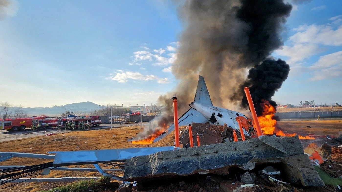 Os bombeiros tentan sufocar as lapas. Yonhap vía REUTERS