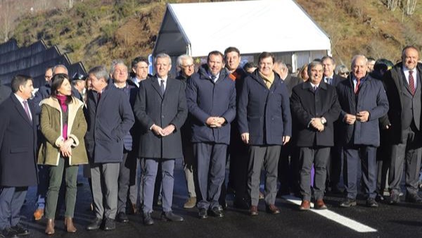 O presidente da Xunta, Alfonso Rueda (3e), o presidente de Castela e León, Alfonso Fernández Mañueco (5e) e o ministro de Transportes, Óscar Puente (4e) durante a posta en servizo do novo viaduto de ‘O Castro’ da A-6, sentido A Coruña este luns na localidade de Vega de Valcarce (EFE / Ana F. Barredo).