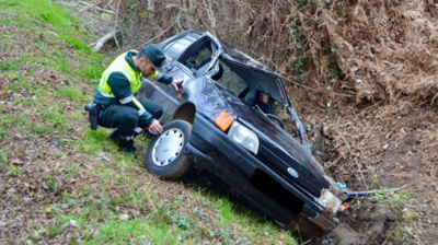 Momento en que a Garda Civil analiza a situación do coche conducido polo menor